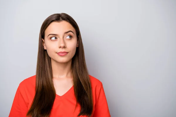 Retrato de cerca de ella ella agradable atractiva encantadora calma pensativa curiosa chica de pelo recto con camiseta naranja pensando mirando a un lado aislado sobre fondo de color pastel gris claro — Foto de Stock