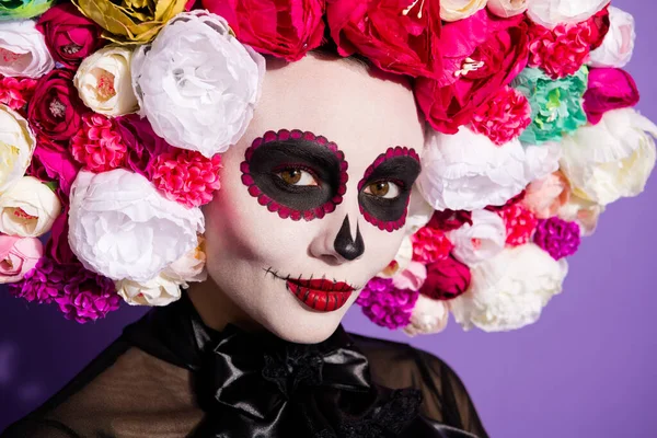 Dia de muertos. Foto vodu bruxa morte dia conceito religião honra ritual morto parentes santos folclore rosto impressão katrina desgaste floral headwear preto traje isolado roxo cor fundo — Fotografia de Stock