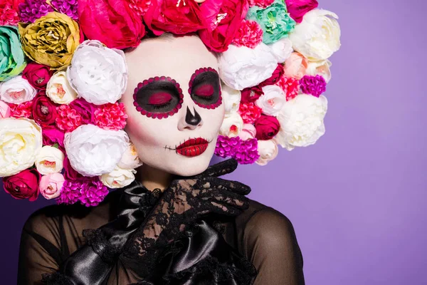 Gelukkige sterfdag. Foto van voodoo heks gesloten ogen religie ritueel dood dag gezicht print katrina eng make-up poserende fotograaf dragen bloemen hoofddeksel zwart kostuum geïsoleerde paarse achtergrond — Stockfoto