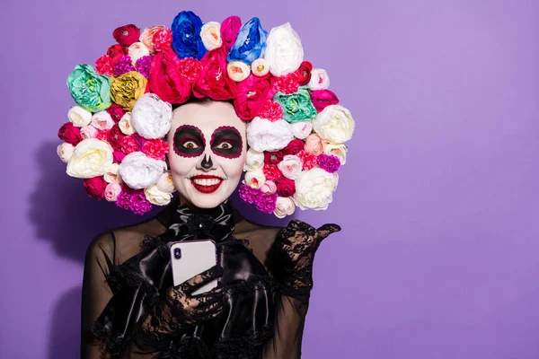 Foto loca funky novia muerta demonio bruja señora cara pintura imprimir teléfono blogging dedo directo espacio vacío cultura mexicana diadema floral traje negro aislado violeta color fondo — Foto de Stock