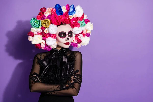 Foto de katrina muerta astutamente oscura cara impresión folklore cultura criatura mexicana día de la muerte día de fiesta mascarada mirada lado floral diadema rosada vestido de encaje negro bruja aislado color púrpura fondo — Foto de Stock