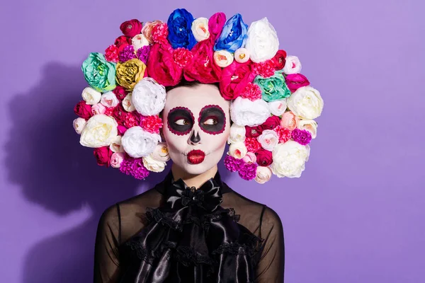 Foto van mooie skelet dood flirterige bruid dood dag ritueel calaverita gezichtsafdruk boho zombie voodoo sturen kus lege ruimte bloemen hoofdband zwart kostuum geïsoleerde paarse kleur achtergrond — Stockfoto