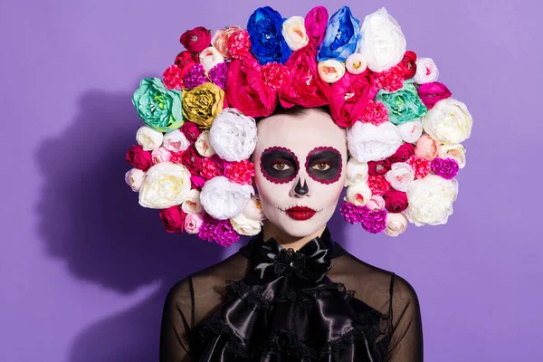 Dia de muertos. Foto van voodoo heks dood dag concept religie trots ritueel voor dode familieleden folklore gezicht print katrina dragen bloemen hoofddeksel band zwart kostuum geïsoleerde paarse achtergrond — Stockfoto