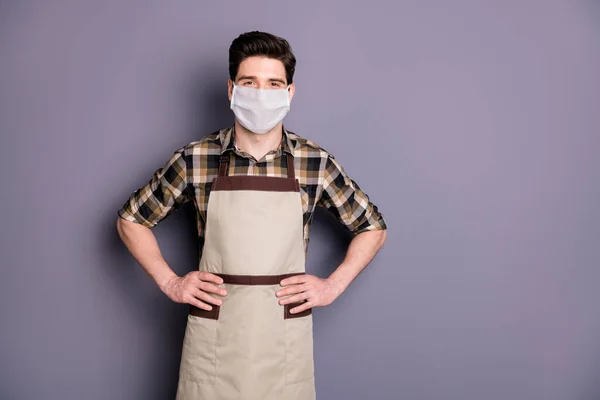 彼の魅力的なコンテンツの肖像健康的な男の労働者の安全マスクを着て感染を停止インフルエンザのインフルエンザのインフルエンザの感染症病気隔離された灰色の色の背景 — ストック写真