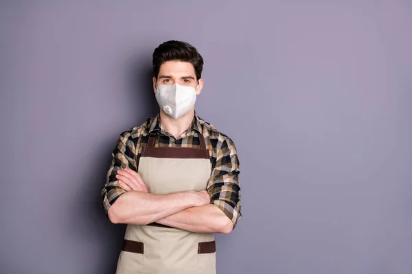 彼の魅力的なコンテンツの肖像深刻な男は、安全マスクを着て腕を折り畳む停止インフルエンザ汚染病気中国wuhan隔離された灰色の背景 — ストック写真