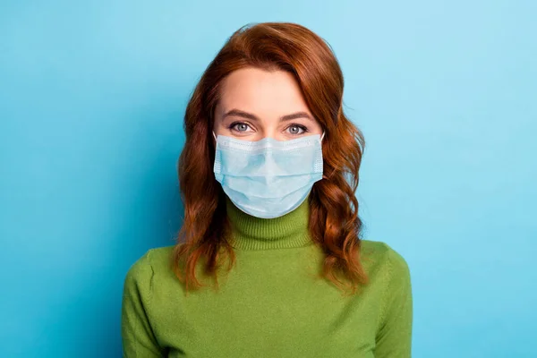 Potret close-up gadis berambut bergelombang mengenakan masker kasa keselamatan kekebalan paru-paru yang sehat Flue grippe pernapasan yang sehat Demam tinggi mengisolasi warna biru cerah latar belakang cerah yang cerah — Stok Foto