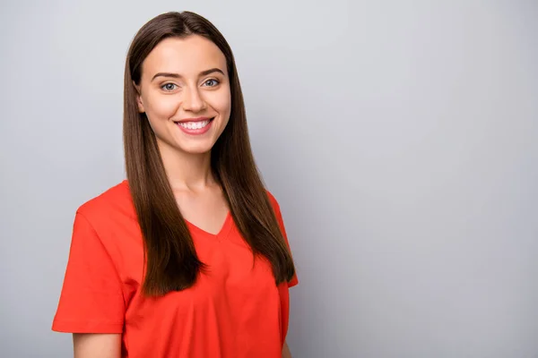 Närbild porträtt av henne hon trevlig-ser attraktiv charmig söt vinröd söt glad glad glad glad rakhårig flicka bär orange t-shirt isolerad över ljusgrå pastell färg bakgrund — Stockfoto