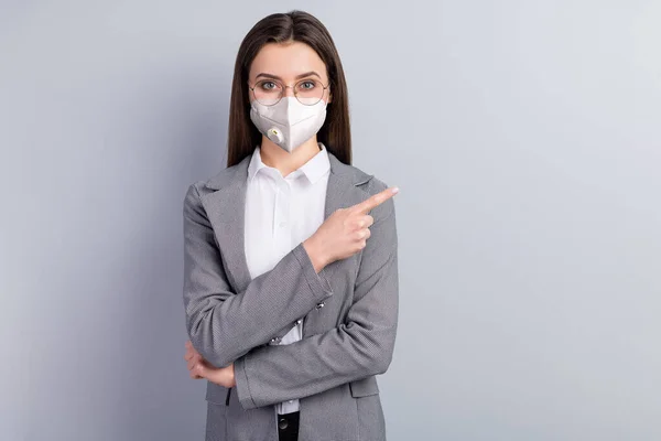 Portret van haar zij aantrekkelijke dame dragen veiligheid n95 masker demonstreren kopiëren lege ruimte blanco plaats mers cov ziekte ziekte ziekte preventie geneeskunde geïsoleerde grijze kleur achtergrond — Stockfoto