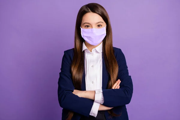 Close-up portret van haar ze mooie aantrekkelijke langharige schoolkind dragen katoenen veiligheidsmasker gevouwen armen stop mers cov besmetting geïsoleerd op paarse lila paarse achtergrond — Stockfoto