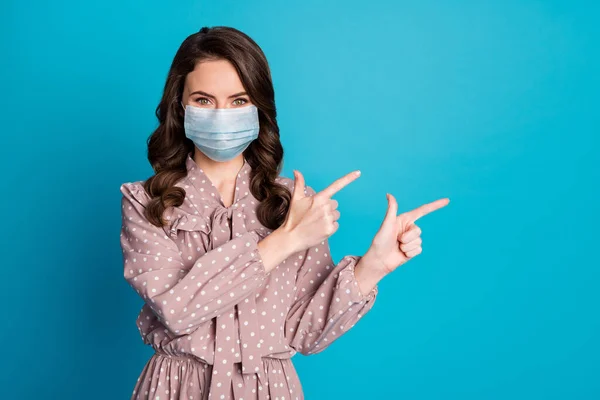 이 소녀의 외모는 매력적 인 매력적 인 수염 소녀가 마스크를 쓰고 있는 모습으로 전염병을 예방하는 방법을 보여 주고 있다. — 스톡 사진