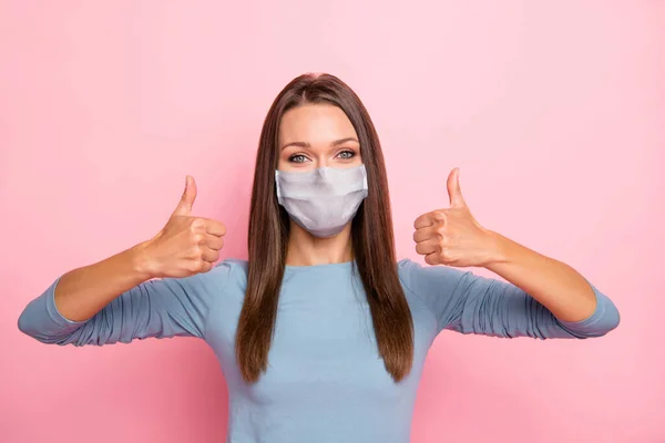 Close-up portret van haar ze mooi aantrekkelijk vrij gezond meisje dragen veiligheidsmasker tonen twee dubbele duim influenza pandemie recovery therapie geïsoleerd over roze pastel kleur achtergrond — Stockfoto