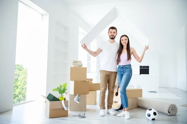 Longitud completa cuerpo tamaño vista de su ella ella agradable atractiva cónyuges casados alegres sosteniendo en las manos techo de madera alquiler banco préstamo compra desarrollo de edificios en el interior blanco claro plano — Foto de Stock