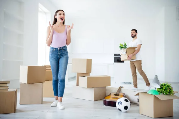 Longitud completa tamaño corporal vista de su ella ella agradable alegre alegre alegre alegre positivo excitado pareja moviéndose a un nuevo lugar de alquiler de espacio plano luz blanca interior casa alojamiento en interiores — Foto de Stock