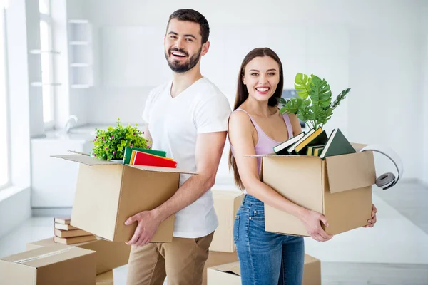 Retrato de su ella ella agradable atractivo alegre alegre alegre alegre alegre pareja llevar cosas paquete sosteniendo en cajas de manos en el nuevo lugar espacio plano luz blanca interior casa hogar interior interior — Foto de Stock