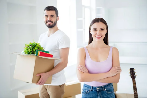 Retrato de su ella ella agradable alegre alegre alegre pareja segura embalaje pertenencias que llevan un nuevo comienzo en el nuevo lugar espacio estudio apartamento alojamiento luz blanca casa interior — Foto de Stock