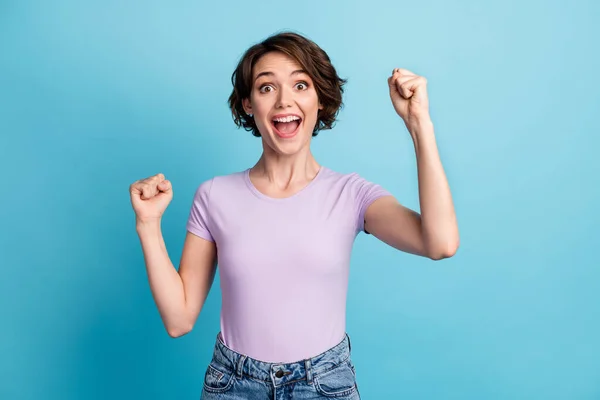 Retrato de chica encantada impresionado suerte lotería ganar levantar los puños gritar wow omg desgaste buen look estado de ánimo traje aislado sobre fondo de color azul — Foto de Stock