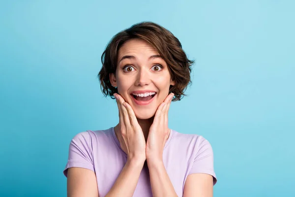 Retrato de chica alegre positivo asombrado impresionado ganga maravillosa novedad toque manos de la cara desgaste buena ropa de aspecto aislado sobre fondo de color azul — Foto de Stock