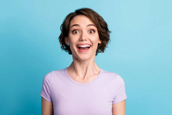 Retrato de surpreendido menina positiva ouvir maravilhoso pechincha novidade impressionado grito desgaste olhar bom humor roupa isolada sobre azul cor fundo — Fotografia de Stock