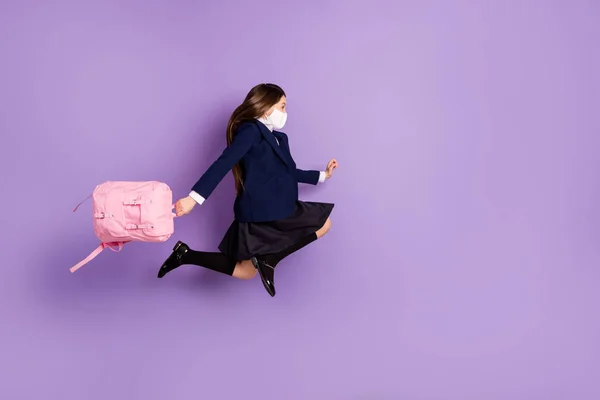 Comprimento total tamanho do corpo vista dela ela agradável pequeno pouco funky menina de cabelos compridos salto indo para a lição da escola usando máscara isolado lilás violeta pastel cor fundo — Fotografia de Stock