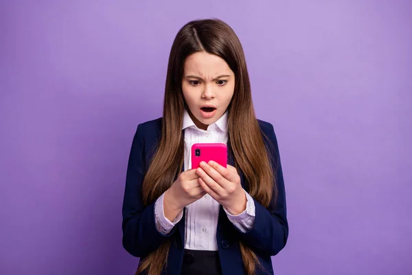 Porträt von ihr sie kleine kleine unzufriedene langhaarige Mädchen mit Gadget-Browsing Lesen negativer Kommentare Feedback kommunizieren isoliert hell lebendigen Glanz lebendigen lila violetten Hintergrund — Stockfoto