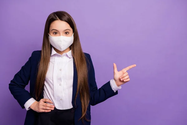 Portret miłej, małej, długowłosej dziewczynki noszącej maskę demonstrującą cov mers grypa wirusowe zapalenie płuc nowość odizolowany jasny, żywy blask fioletowy tło — Zdjęcie stockowe