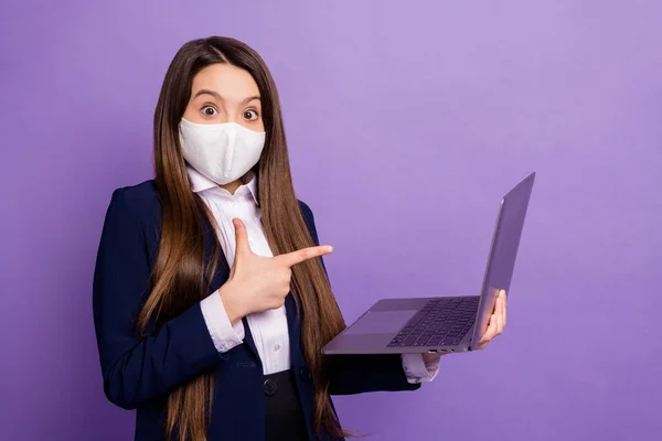 Portret van mooie kleine kleine verbaasd langharige meisje dragen masker werken op laptop tonen cov mers infectie statistieken preventie geïsoleerde heldere levendige glans levendige lila violet kleur achtergrond — Stockfoto