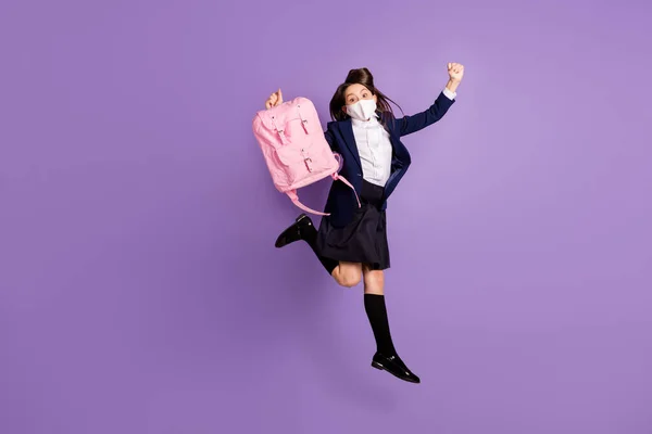 In voller Länge Körpergröße Ansicht ihrer sie schön glücklich aktiv gesund kleine langhaarige Mädchen springen Spaß beim Tragen Maske Urlaub isoliert Flieder violett lila Pastellfarbe Hintergrund — Stockfoto