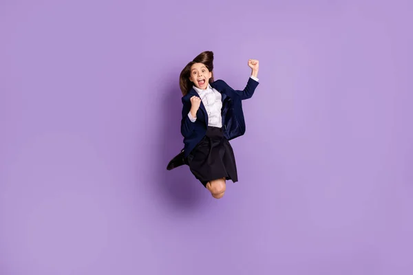 Полная длина тела вид на привлекательный сумасшедший рад веселый веселый маленький длинноволосая девочка прыгает радуясь победе триумф изолированный лиловый фиолетовый фиолетовый пастельный цвет фона — стоковое фото