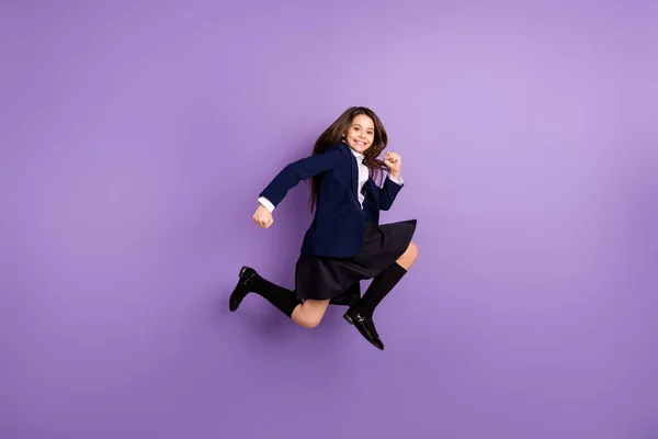 フル長いボディサイズビューの彼女の魅力的なアクティブエネルギー陽気な陽気な小さな髪の女の子ジャンプ実行しているレッスン孤立したライラック紫色のパステルカラーの背景 — ストック写真