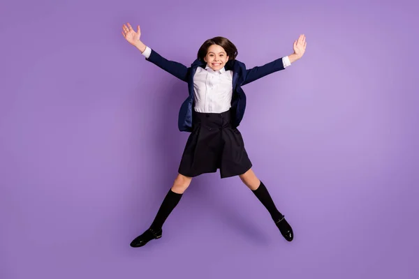 Longitud completa cuerpo tamaño vista de ella ella encantadora bastante alegre alegre pequeña niña de pelo largo saltando divertirse disfrutando de tiempo libre aislado lila violeta pastel color fondo —  Fotos de Stock