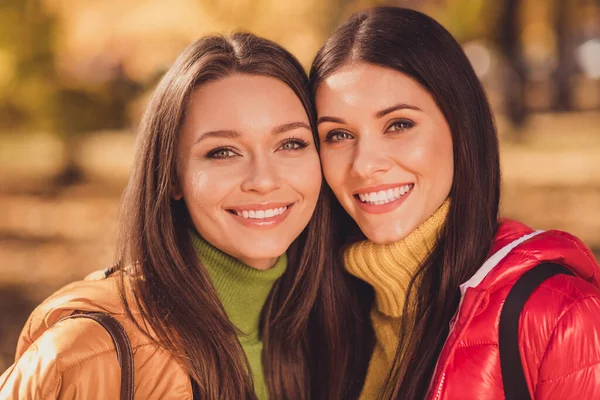 Портрет двух симпатичных красивых девушек лучшие друзья туристы наслаждаются природой осенний отдых расслабиться хорошо выглядеть в фотоаппарате носить одежду сезона на открытом воздухе — стоковое фото