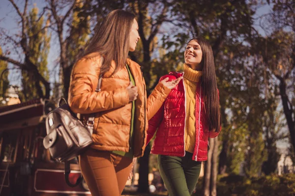 Profilde iki kızın fotoğrafı var. Şehir merkezinden hoşlanan iki pozitif adam diyor ki, sonbahar parkında giysi çantası giyiyorlarmış. — Stok fotoğraf