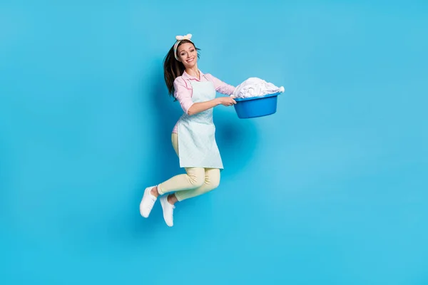 Longitud completa vista del tamaño del cuerpo de ella ella agradable atractivo bastante alegre chica alegre criada saltando sosteniendo en la mano haciendo lavadero tazón aislado en brillante brillo vivo vibrante color azul fondo — Foto de Stock