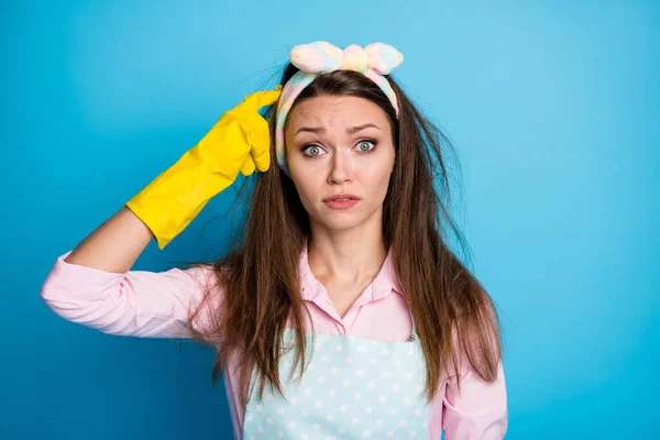 Close-up portret van mooie aantrekkelijke minded puzzelde meid overdenken harde routine huishoudelijke reiniging opruimen geïsoleerd over heldere levendige glans levendige blauwe kleur achtergrond — Stockfoto