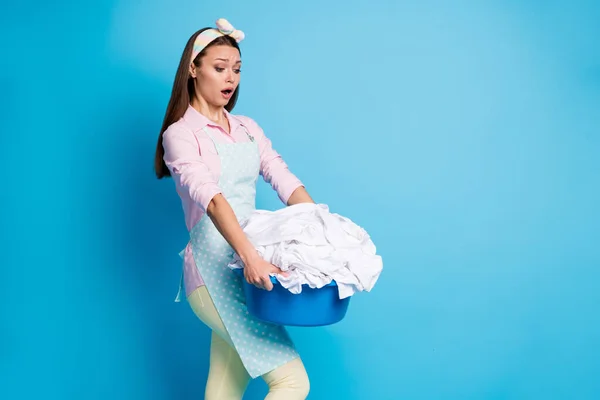 Retrato dela ela agradável atraente muito trabalhador empregada doméstica cansada carregando pesada lavanderia suja cesta limpeza isolado sobre brilhante brilho vívido vibrante azul cor de fundo — Fotografia de Stock