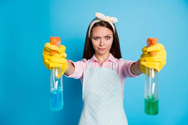 Porträt fokussierte Mädchen Putzfrau wollen desinfizieren Haus halten Spray Chemikalien Sprüher Flasche tragen rosa Schürze Outfit isoliert über blauen Farbhintergrund — Stockfoto