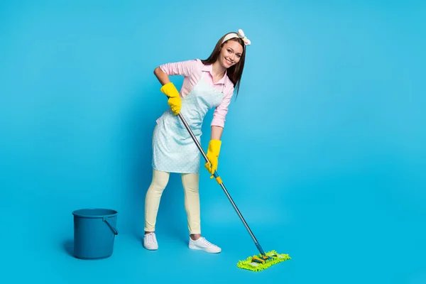 Foto de corpo inteiro de menina positiva limpador lavar chão esfregão usar calças de camisa rosa isoladas sobre fundo de cor azul — Fotografia de Stock