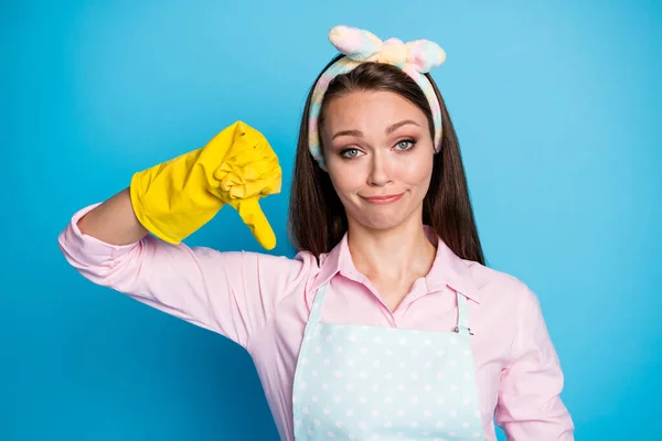 Porträt der schönen aufgebrachten Mädchen zeigen Daumen nach unten Symbol nicht wie covid Quarantäne Informationen tragen rosa Hemd Stirnband isoliert über blauer Farbe Hintergrund — Stockfoto