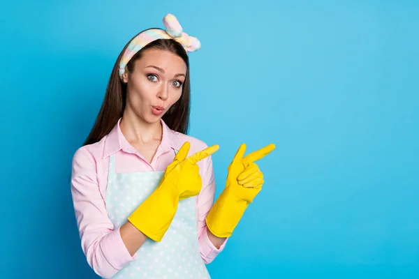 Porträt schockierter erstaunter Mädchen Pint Zeigefinger Copyspace Gummihandschuhe zeigen unglaubliche Werbung Förderung beeindruckt tragen rosa Hemd isoliert über blauem Hintergrund — Stockfoto