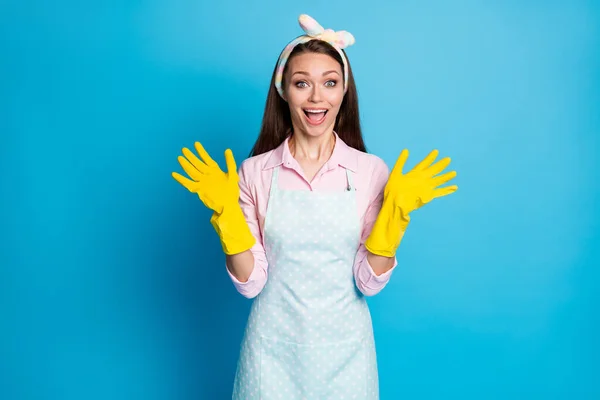 Çekici ev hanımının fotoğrafı. Ellerinde hizmetçi lateks eldivenler. Genel bahar temizliği. — Stok fotoğraf