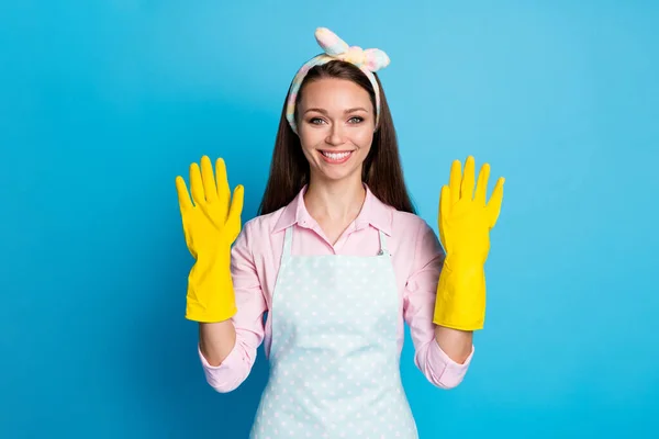Портрет уверенной профессиональной уборщицы показать ее защитные желтые латексные перчатки готовы предотвратить эпидемию ковидовых вирусов изолированы на синем фоне — стоковое фото