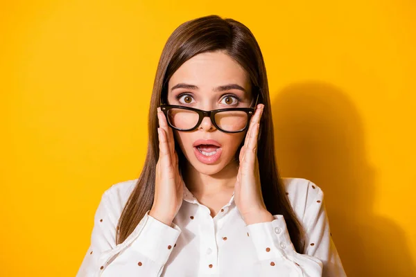 Muotokuva hämmästynyt tyttö yrittäjä näyttää ihana musta perjantaisin mainoksia uutuus touch kädet silmälasit kulumista pusero eristetty kiiltoa väri tausta — kuvapankkivalokuva
