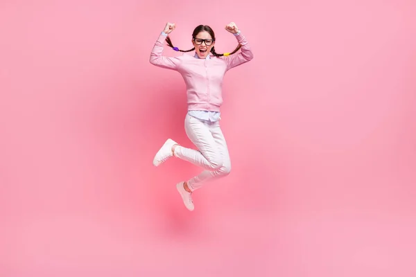 Full längd kroppsstorlek syn på henne hon trevlig attraktiv överlycklig nöjd galen lycklig glad glad tonåring flicka hoppning glädje att ha roligt uppnå isolerad rosa pastell färg bakgrund — Stockfoto