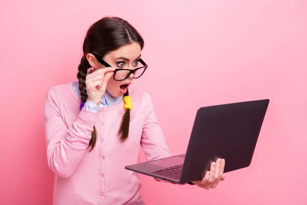 Şok olmuş öğrenci kadının bilgisayar defteri tutan elleri e-posta öğretmeni internet büyük ev ödevleri kazak gözlükleri izole edilmiş pastel pembe arka plan. — Stok fotoğraf