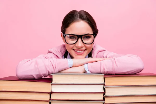 Primo piano foto di bella studentessa signora due trecce appoggiate mani testa libri pile biblioteca lavoratore appassionato di lettura amore il suo lavoro usura camicia pullover specs isolato pastello colore rosa sfondo — Foto Stock