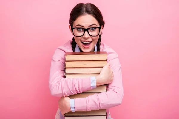 Close-up portret van haar ze mooi aantrekkelijk vrij verbaasd vrolijk vrolijk verslaafd genie bruin haar tiener meisje omarmen stapel boek wetenschap liefhebber geïsoleerd op roze pastel kleur achtergrond — Stockfoto