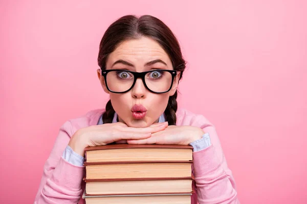 Close-up portret van haar ze mooi aantrekkelijk vrij verbaasd intelligent genie bruin haar tiener meisje hand in hand leunend op stapel boek wetenschap pruik lippen geïsoleerd op roze pastel kleur achtergrond — Stockfoto