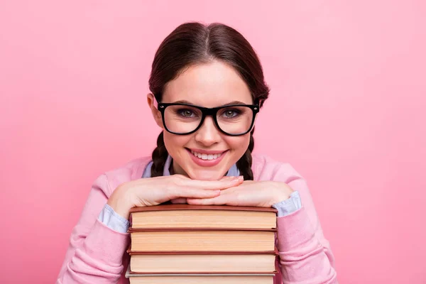 Primo piano foto di bella studentessa signora due trecce appoggiate mani testa libri pila diligente allievo visita biblioteca appassionato di lettura usura camicia pullover specs isolato pastello colore rosa sfondo — Foto Stock