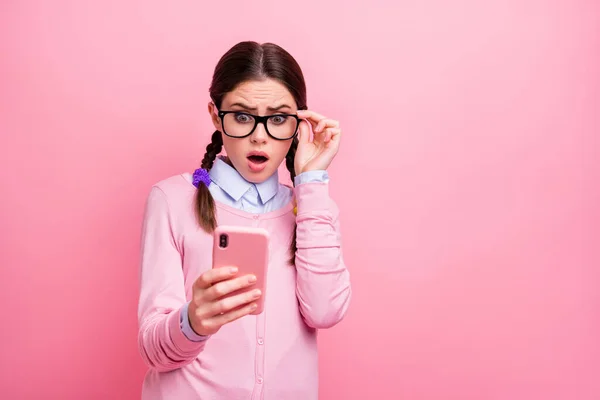 Portret van haar ze mooi aantrekkelijk mooi bezorgd doodsbang slimme meisje geek met behulp van digitale apparaat browsen nep nieuws media multimedia geïsoleerd over roze pastel kleur achtergrond — Stockfoto