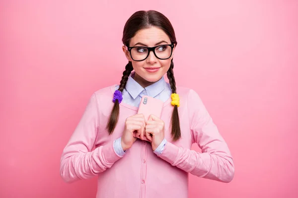 Close-up portret van haar ze mooi aantrekkelijk mooi schattig intelligent vrolijk dromerig nieuwsgierig meisje geek houden in handen knuffelen digitaal apparaat geïsoleerd over roze pastel kleur achtergrond — Stockfoto